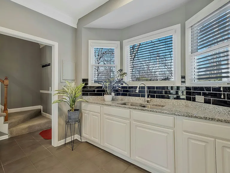 1005 Glendale Ln — Photo 13