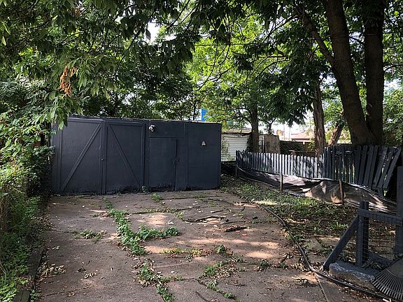 3rd image of 2022 W 105th St