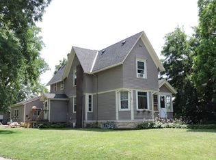 313 Oakwood Ave, Oconomowoc, WI 53066