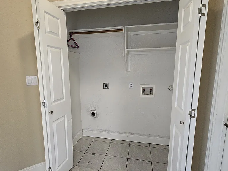 Hallway closet w/ washer/dryer hookups