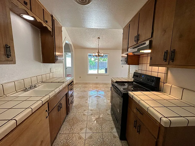 1135 Amberwood Ln — Photo 6