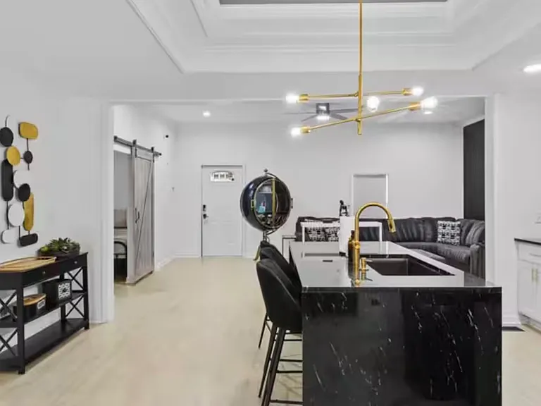 2408 Owen St — Photo 15