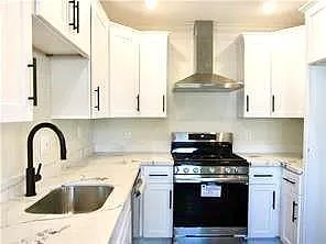 3 bed, 2.0 bath, 1361 sqft, $2,200 — Photo 2