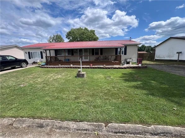 323 Lincoln Dr, Mineral Wells, WV 26150