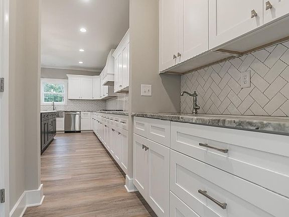 4th image of 590 Stoneledge Dr