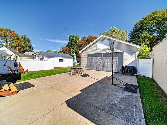 3rd image of 417 Marshall Dr