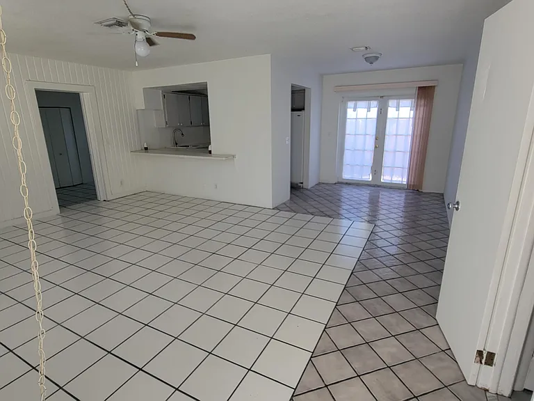 1927 Lincoln St #7 — Photo 3