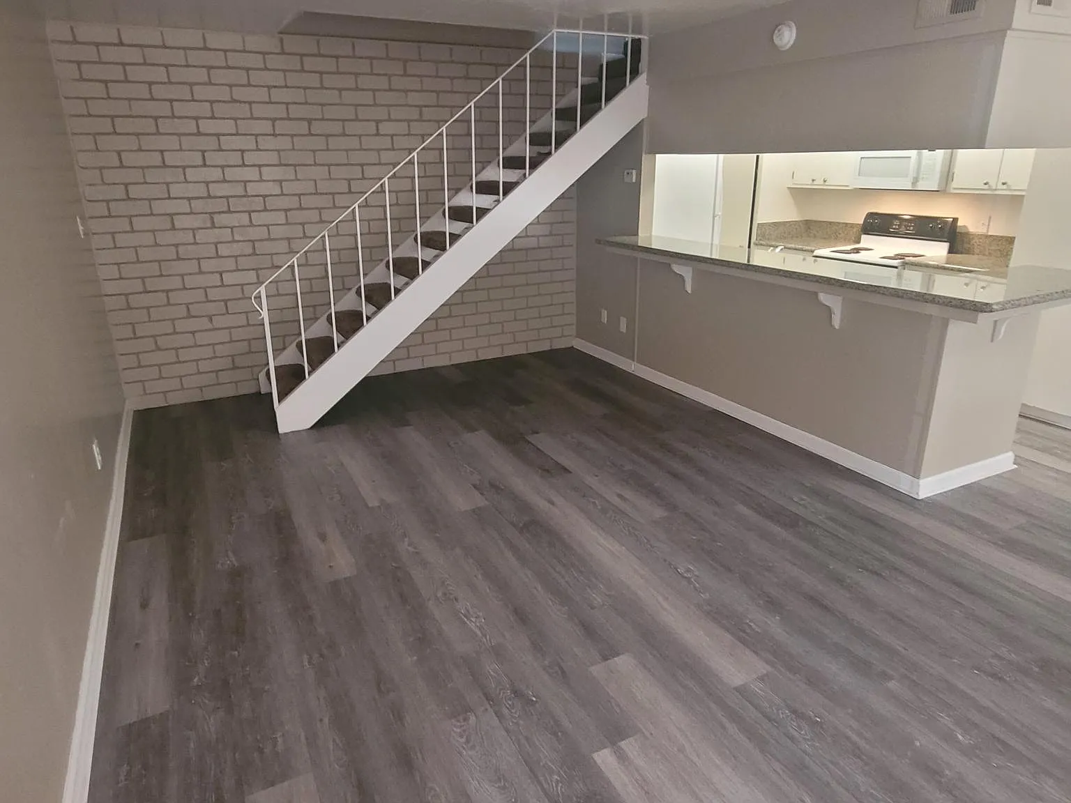 2 bed, 890 sqft, $1,775 — Photo 3