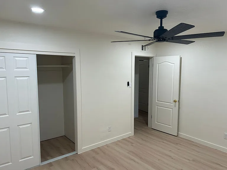 2405 E Dortha Ave — Photo 33