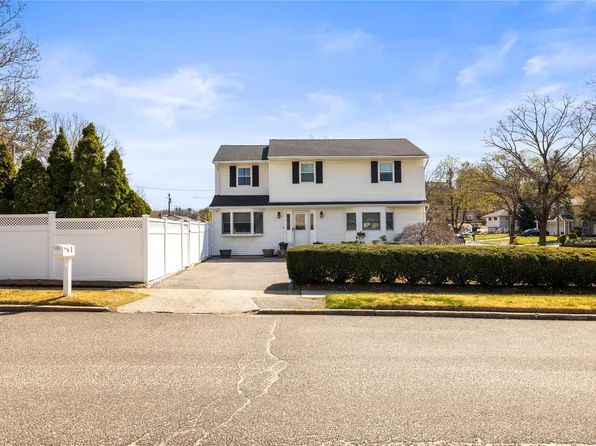 3 Glacier Drive, Smithtown, NY 11787