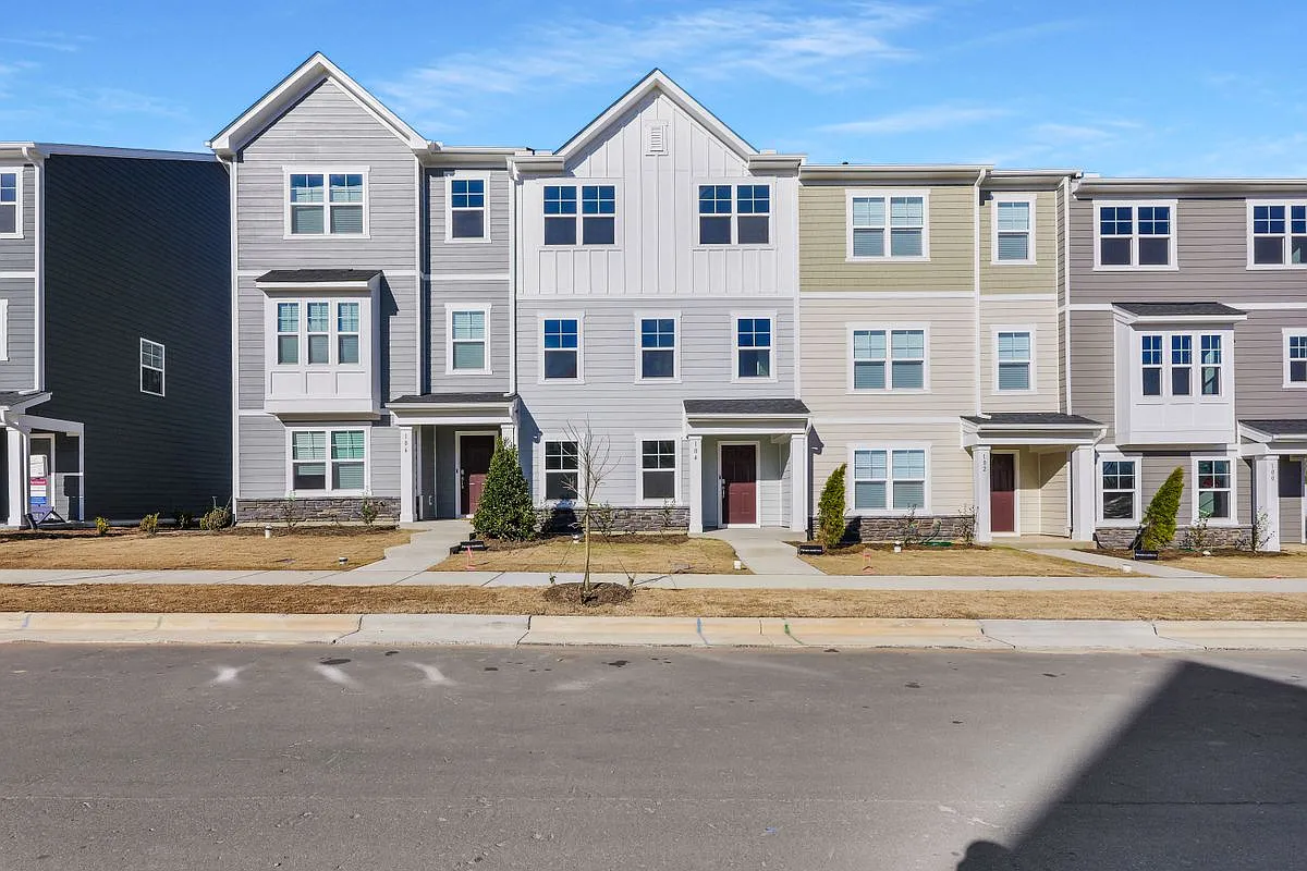 4 bed, 3.5 bath, 2304 sqft, $2,500 — Photo 1