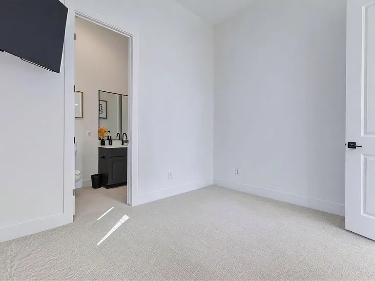 334 Eastwood St — Photo 11