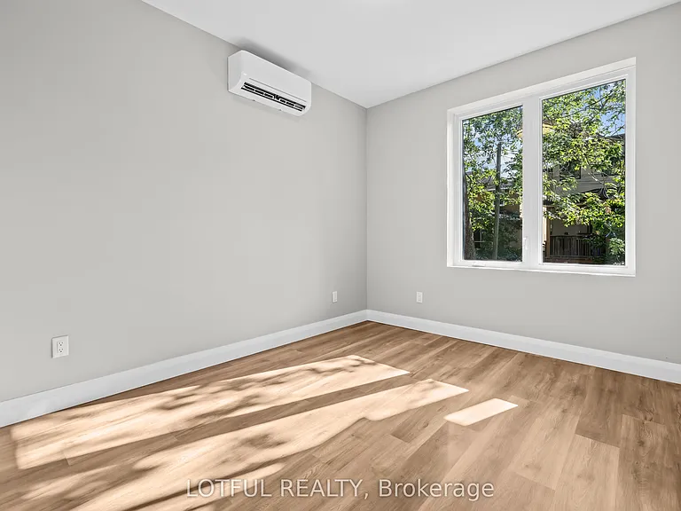 516 Tweedsmuir Ave #D — Photo 13