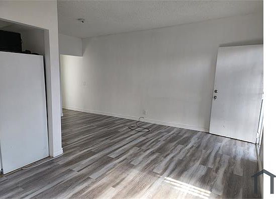 2nd image of 883 W Vernon Ave