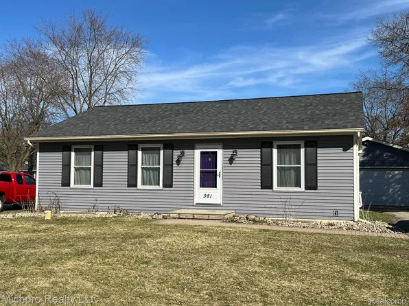 981 Gill St, Oxford, MI 48371