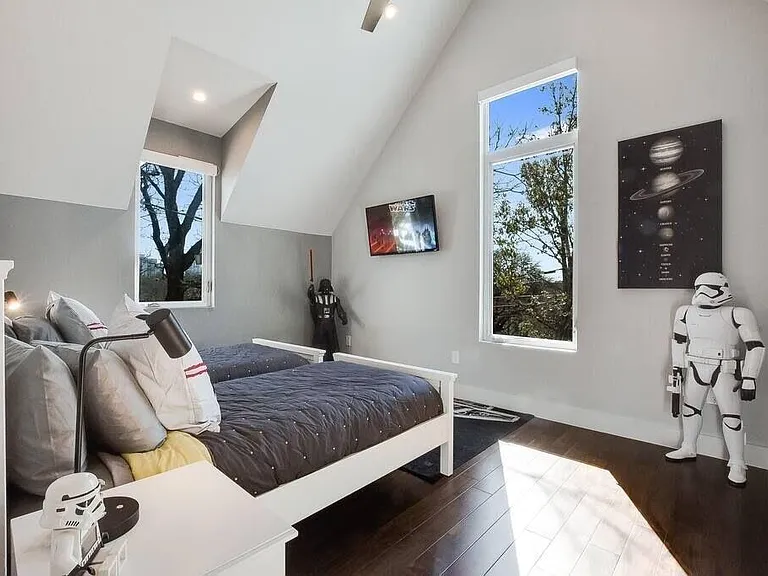 1802 W 10th St — Photo 19