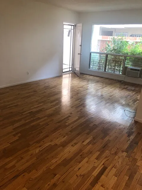 2 bed, 1.5 bath, 725 sqft, $2,550 — Photo 3