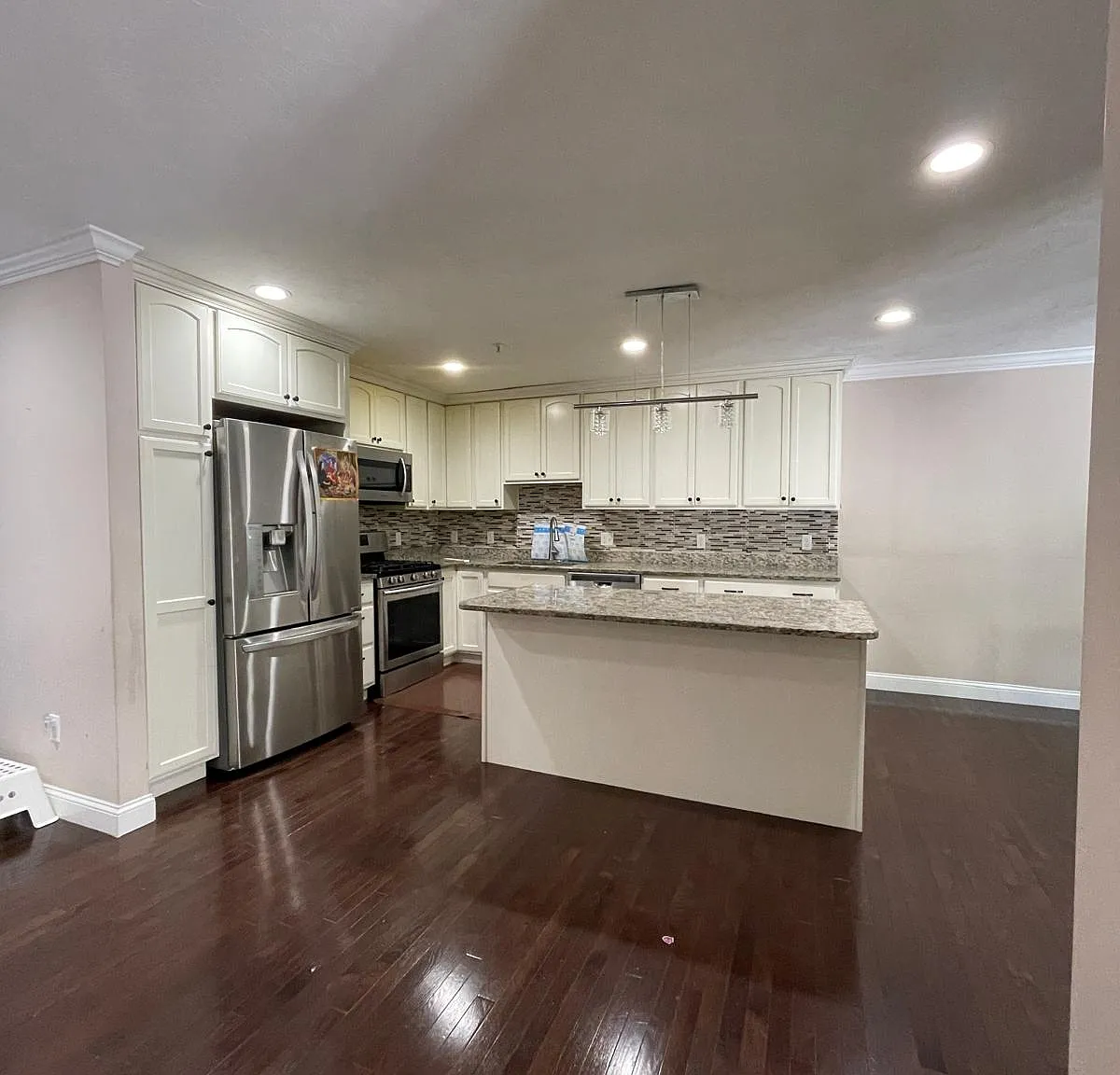 3 bed, 3600 sqft, $4,000 — Photo 3