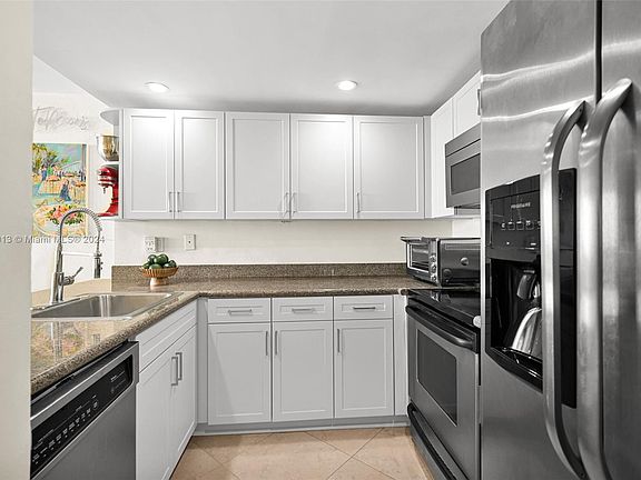 5th image of 600 NE 36th St APT 1910