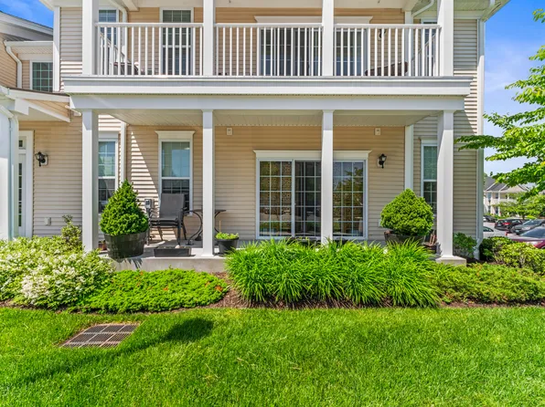 818 Center Meadow Lane #818, Danbury, CT 06810