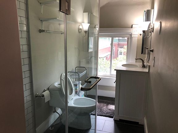 4th image of 948 N Washington St
