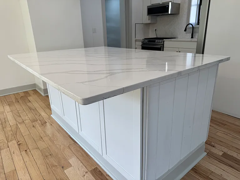 Grand kitchen island!