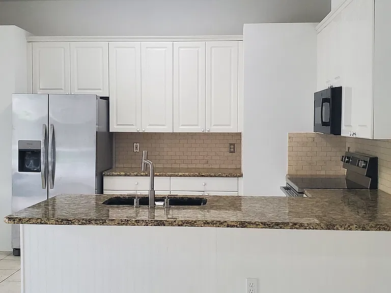 420 SE 23rd Ln — Photo 3