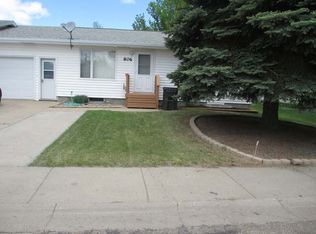 806 Mannhaven St, Hazen, ND 58545