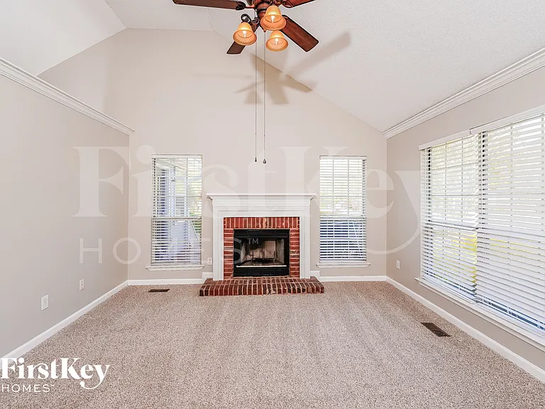 6768 Crossbrook Ln — Photo 2