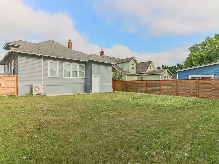 NE Grand Ave — Photo 15