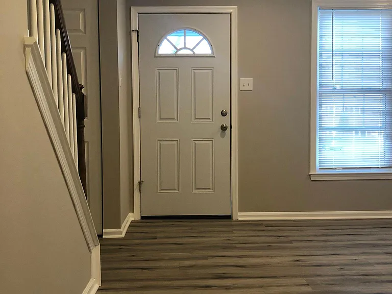 542 Newbury Ct — Photo 5