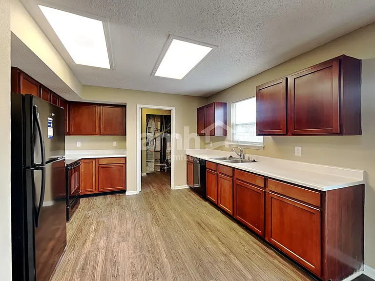5627 N Plymouth Ct — Photo 3