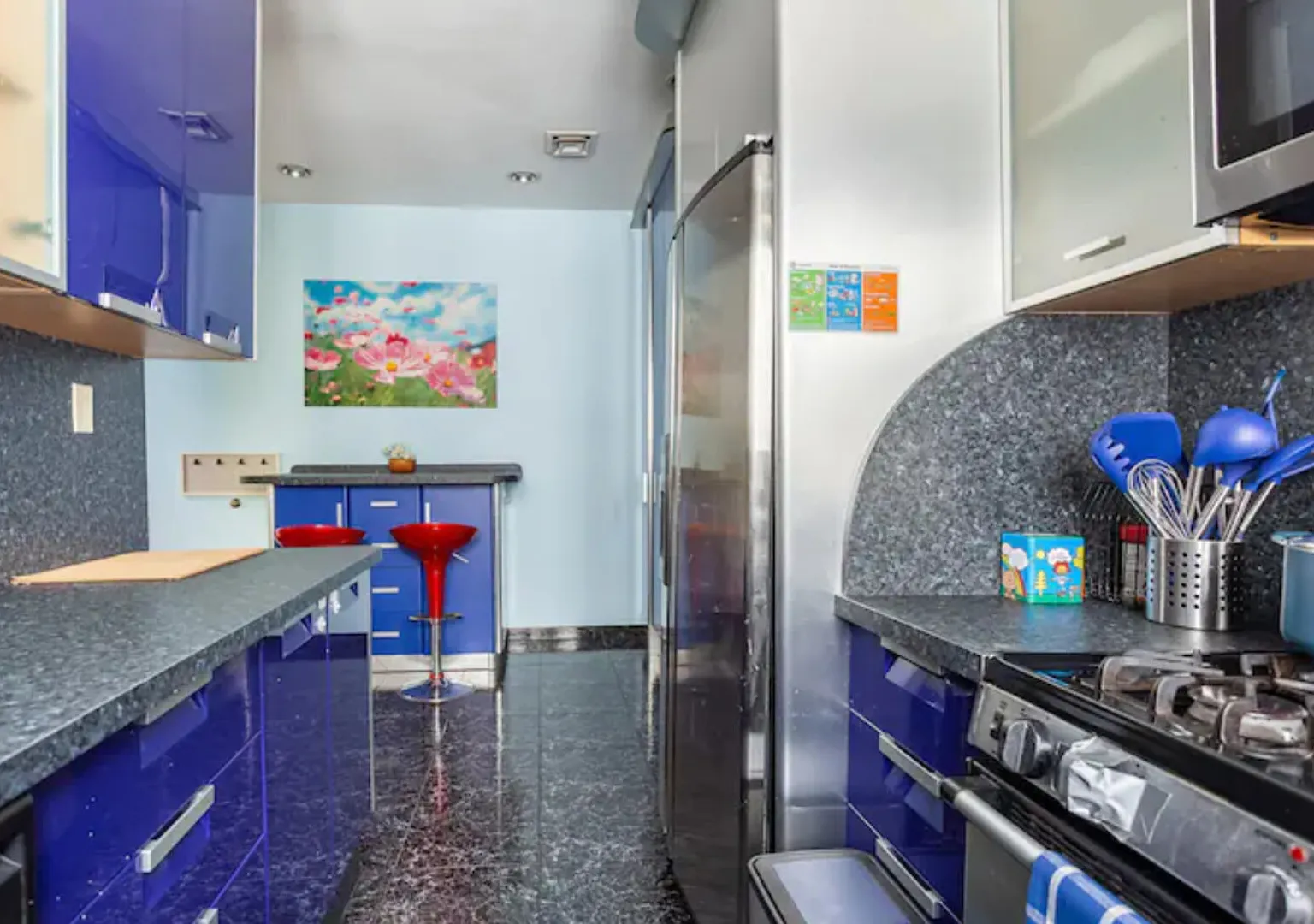 King Suite in Prime Location: Luxury & Comfort — Photo 4