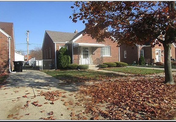 2nd image of 1784 Elm St