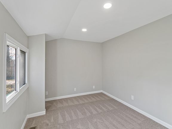 4th image of 2901 Finch Ave