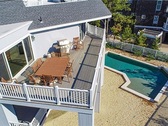 5th image of 153 Long Beach Blvd #C