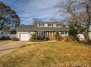 38 Surrey Ln, Massapequa Park, NY 11762