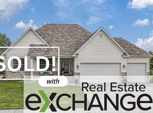 53 Cobblestone Ln, Le Claire, IA