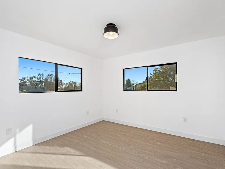 3415 London Street — Photo 9