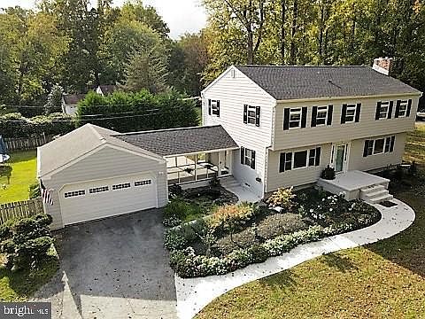 3rd image of 11 E Rosemont Cir