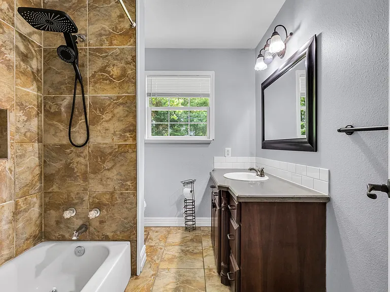 900 Carolina Dr — Photo 5