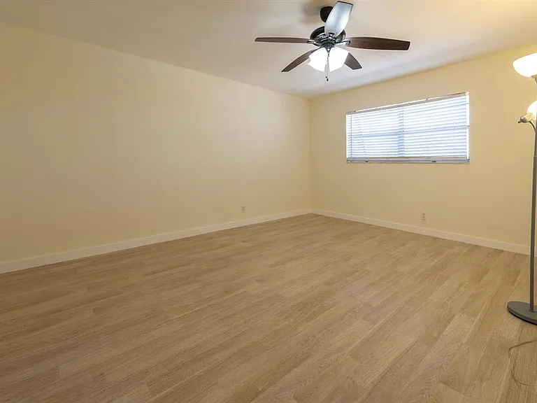 6061 N Falls Circle Dr #402 — Photo 12