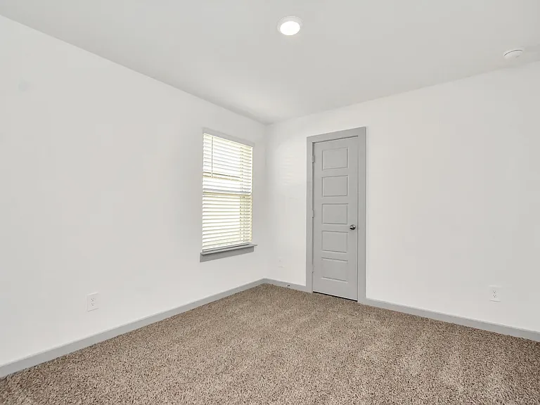 1114 Hughes Crossing Dr — Photo 11