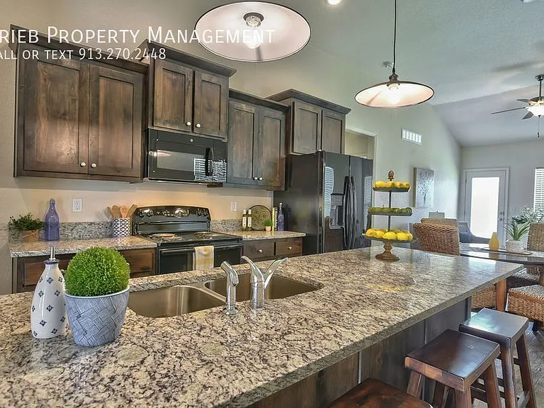 584 S Poplar St — Photo 11