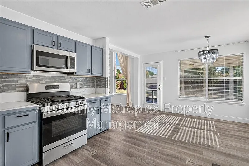 4 bed, 3.5 bath, 3100 sqft, $2,400 — Photo 4