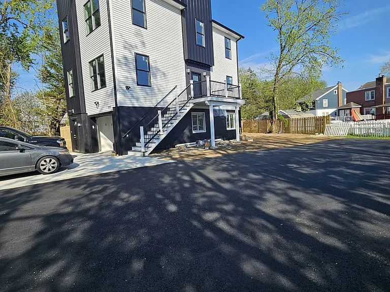 2370 Randolph St — Photo 18