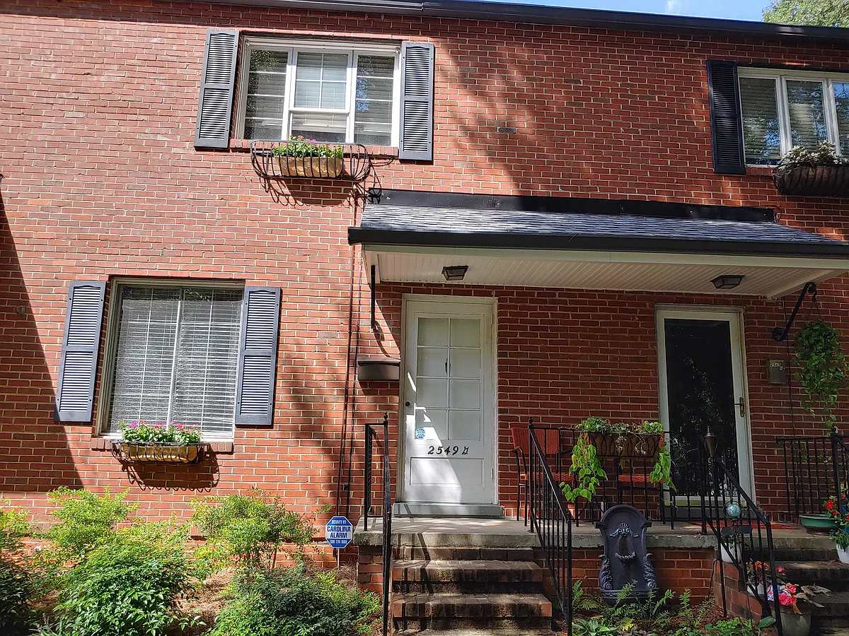 Front entrance - 2549 E Greenbrier Rd #G