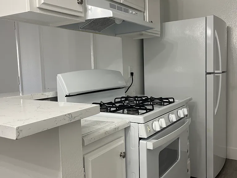 Park West Apartments — Photo 15
