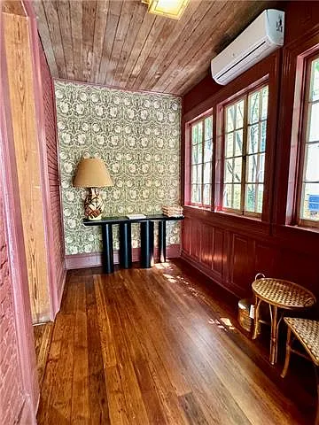 3 bed, 2.0 bath, 2121 sqft, $4,300 — Photo 2