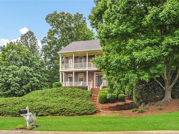 3rd image of 785 Woodrow Dr